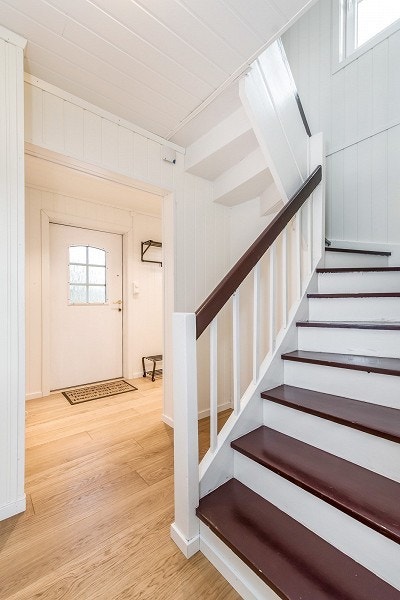 Fin tretrapp til andreetasje Galleribilde