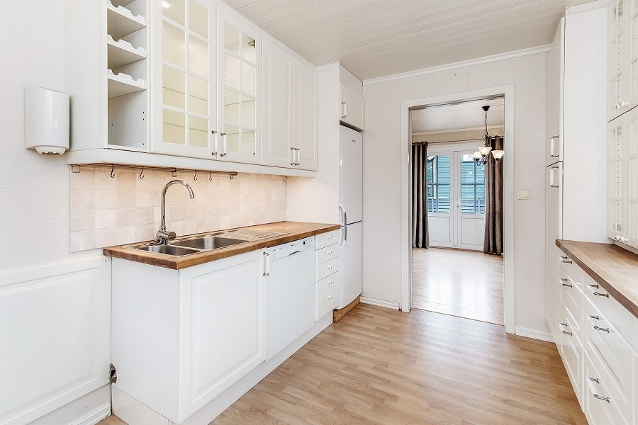 God arbeidsplass på det romslige kjøkkenet Galleribilde