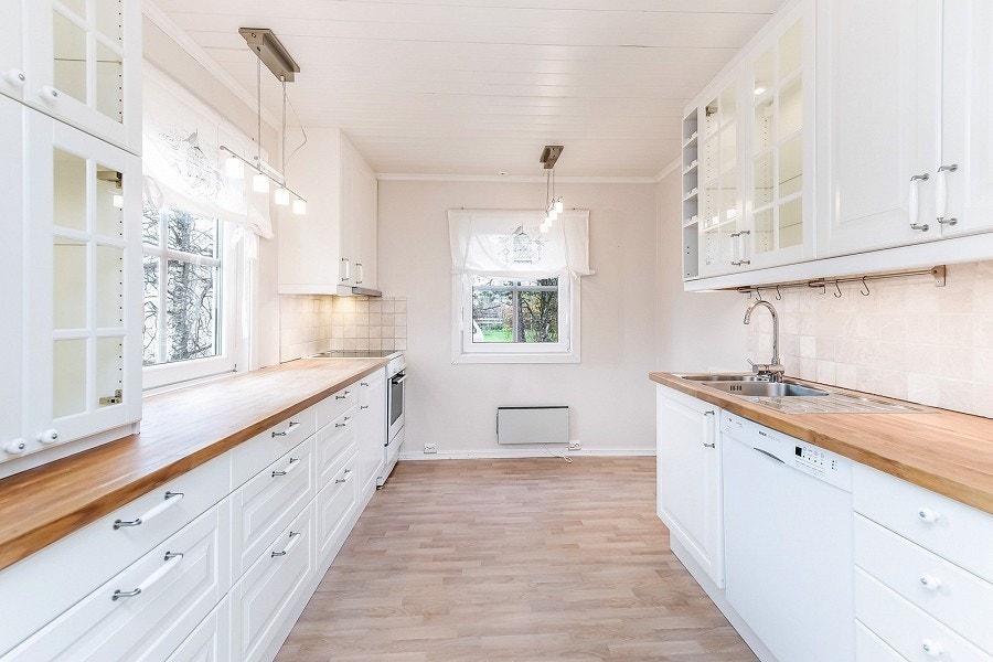 Kjøkkenet har lyse og fine IKEA-fronter Galleribilde