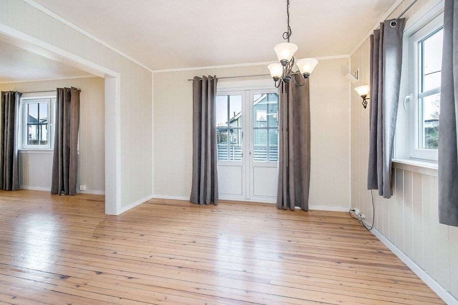 Stue med mye vinduer og rikelig med lys Galleribilde