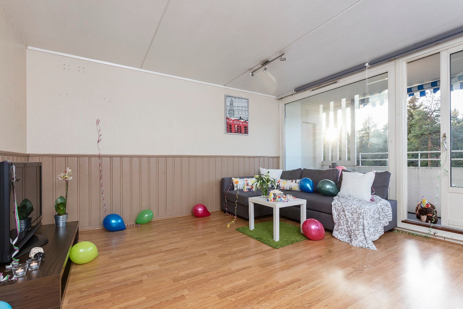 Stue med utgang til solrik og usjenert balkong med overbygg og markise. Galleribilde