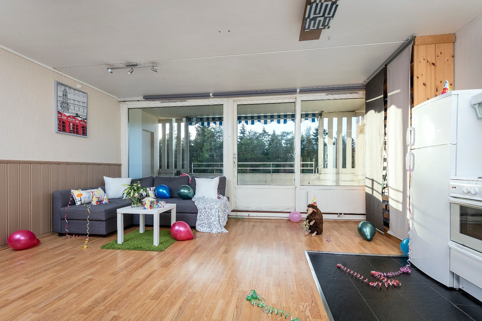 Stuen gir deg fin mulighet for både sofagruppe og spisebord om ønskelig. Galleribilde