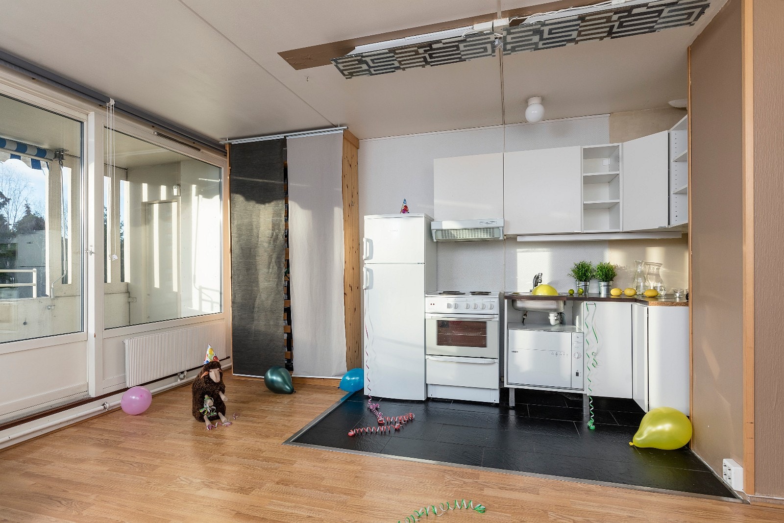 Kjøkken. Smart soveseng som enkelt trekkes ned når man skal sove. Galleribilde