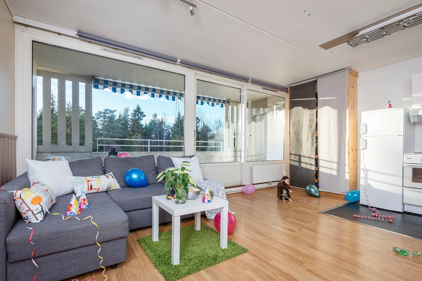 Åpen og lys stue/spisestue. Tøff soveseng som er veggmontert gir deg god arealutnyttelse av rommet. Galleribilde