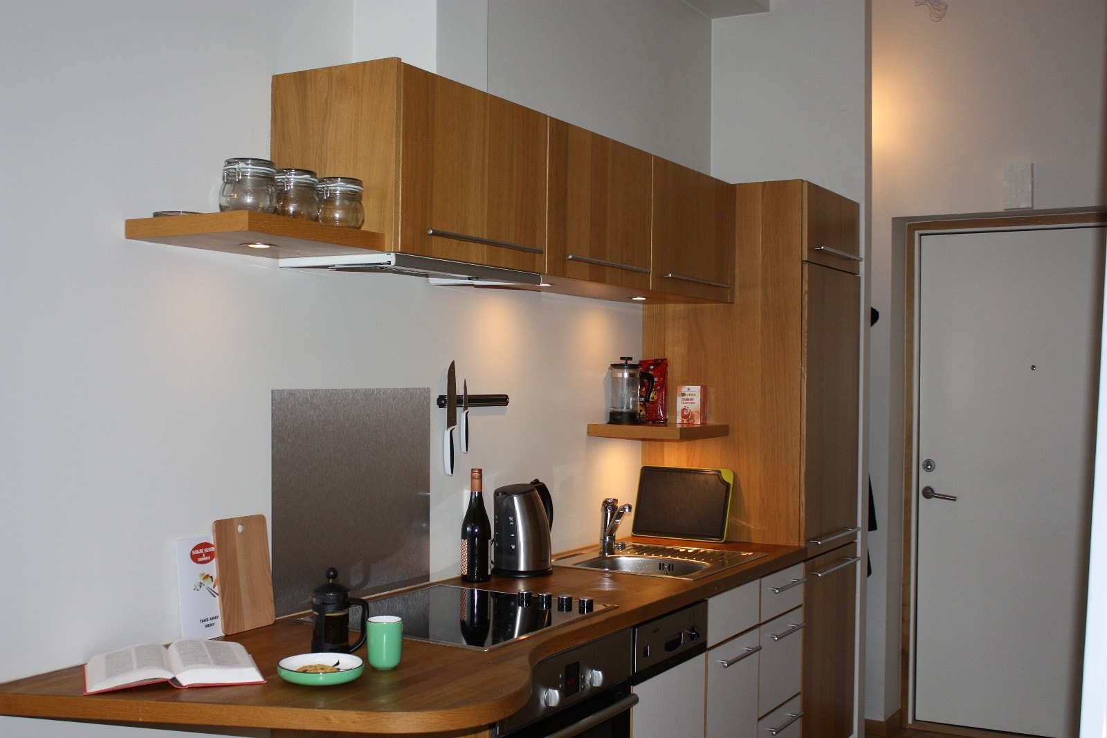 Moderne kjøkken med integrerte hvitevarer Galleribilde