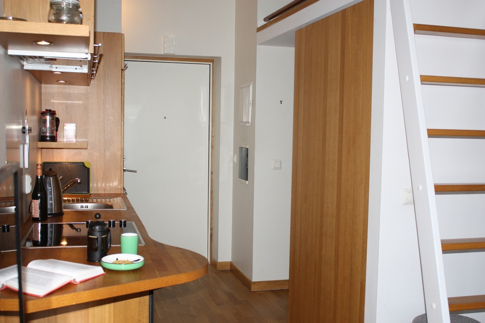 Inngangsdør, sovealkove inn til høyre Galleribilde