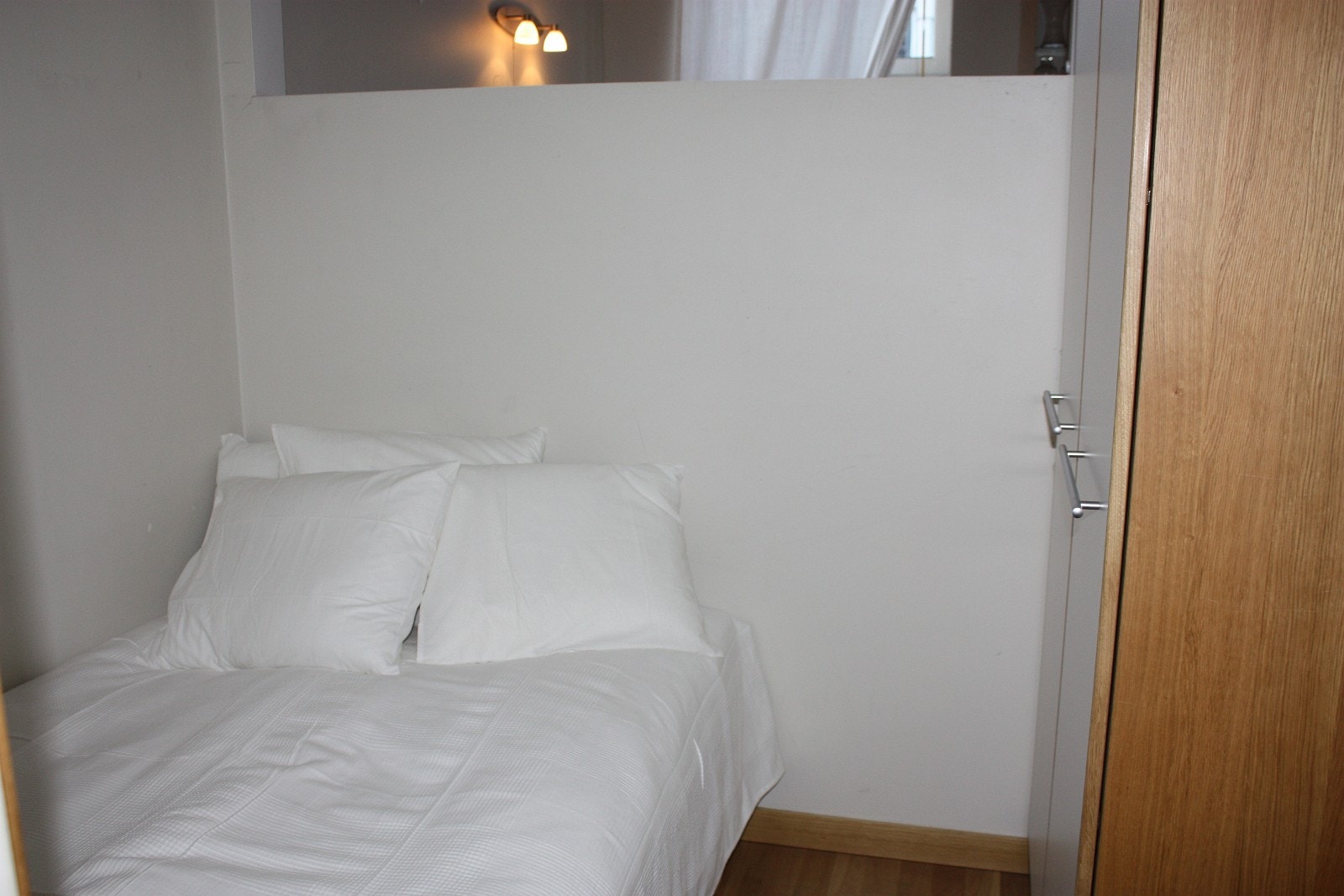 Sovealkove med lysåpning mot stue og 2 garderobeskap. Galleribilde