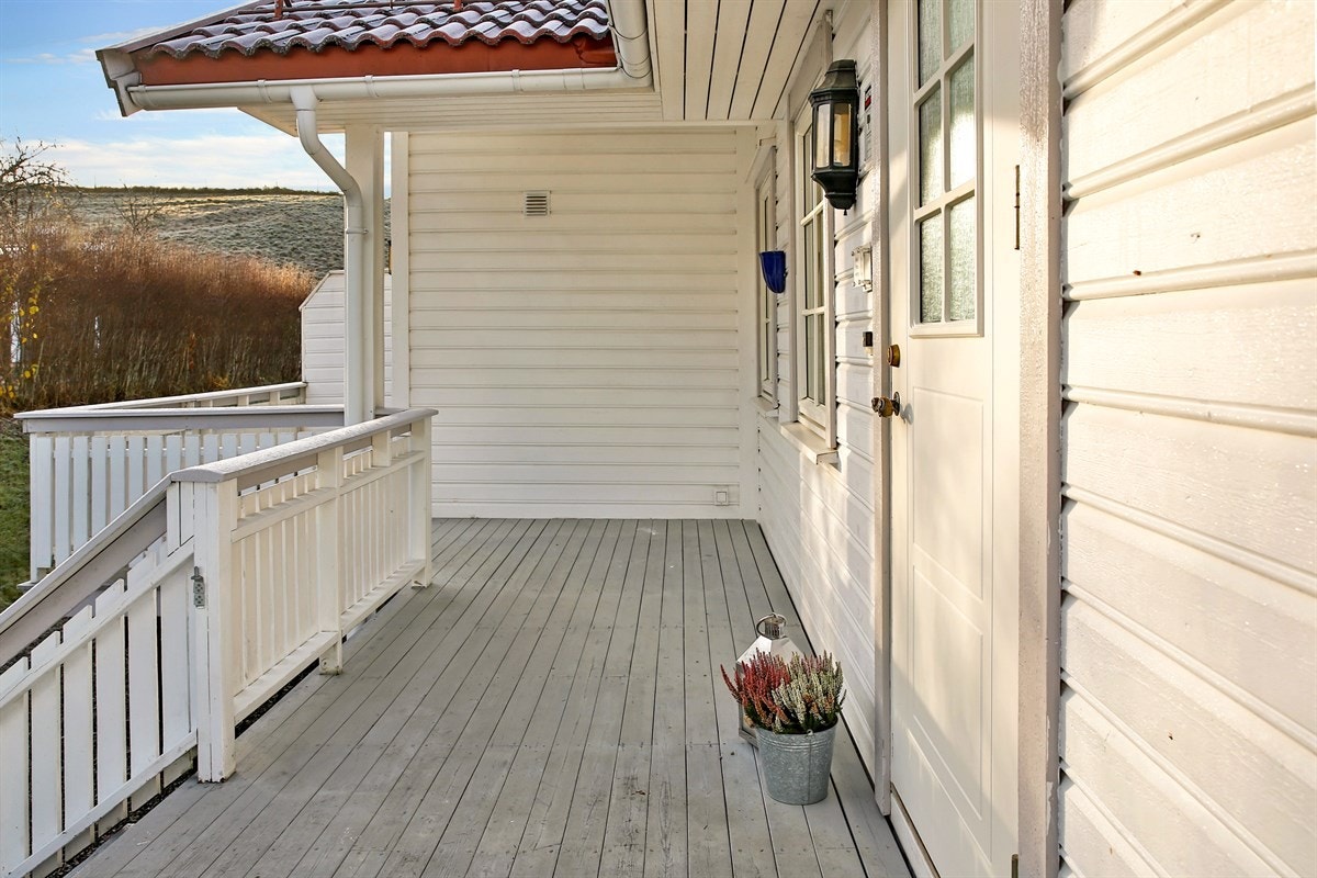 Inngangspartiet med trivelig romslig terrasse Galleribilde