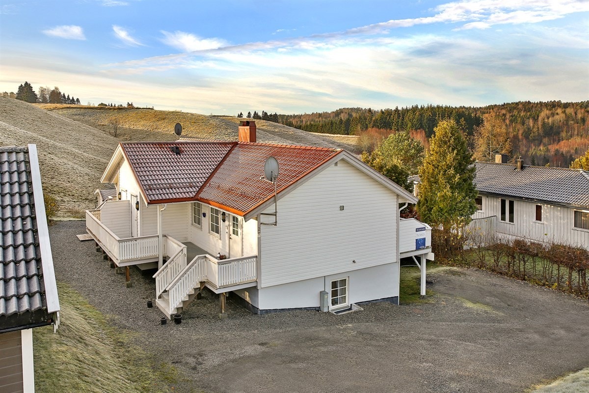 Fasade med inngangsparti og gårdsplass Galleribilde