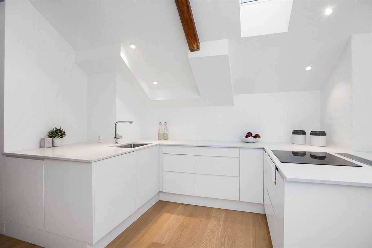 Innbydende kjøkkeninnredning med integrerte hvitevarer Galleribilde