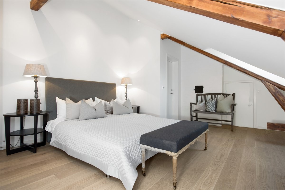 Romslig hovedsoverom. Garderoberom/innvendig bod i tilknyttning Galleribilde