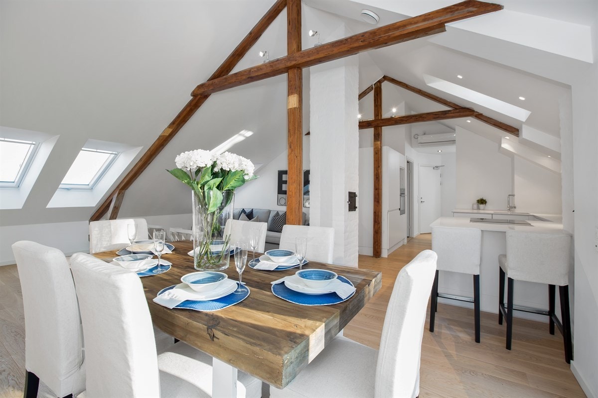 Fin spisestue med god plass til langbord Galleribilde