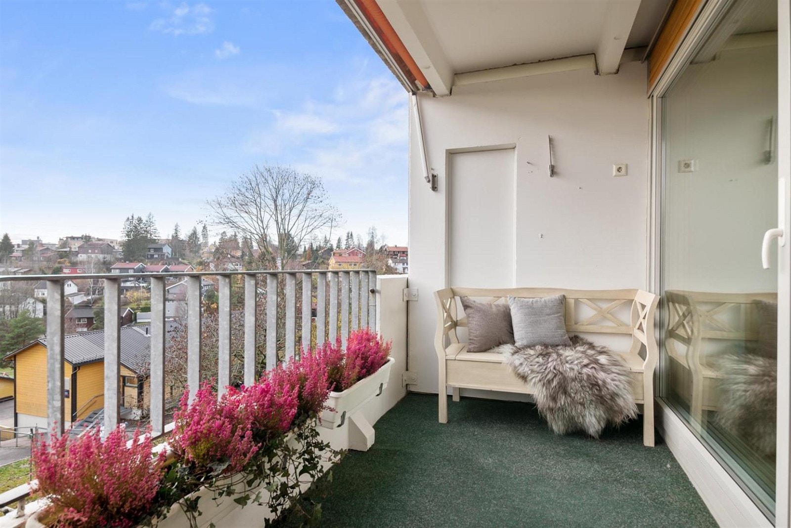 Ettermiddagssol på balkongen. Galleribilde