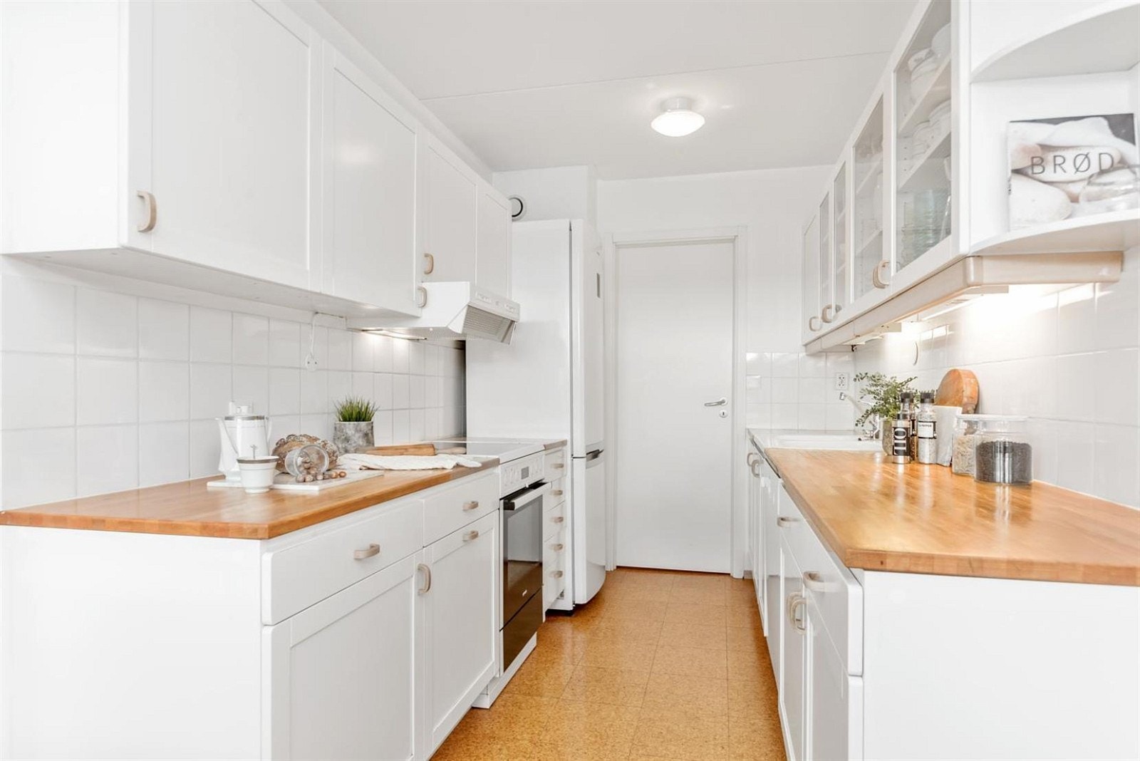 Kjøkken med gjennomgang til vaskerom. Galleribilde