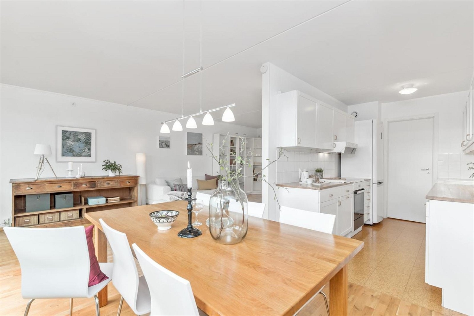 Delvis åpent kjøkken skaper en fin romfølelse. Galleribilde