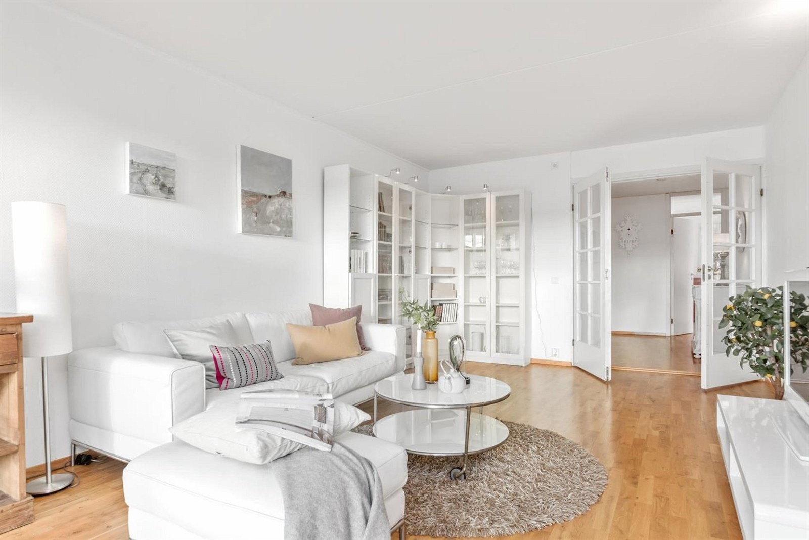 Dobbelt glassdører inn til stue gir et her skapelig preg. Galleribilde