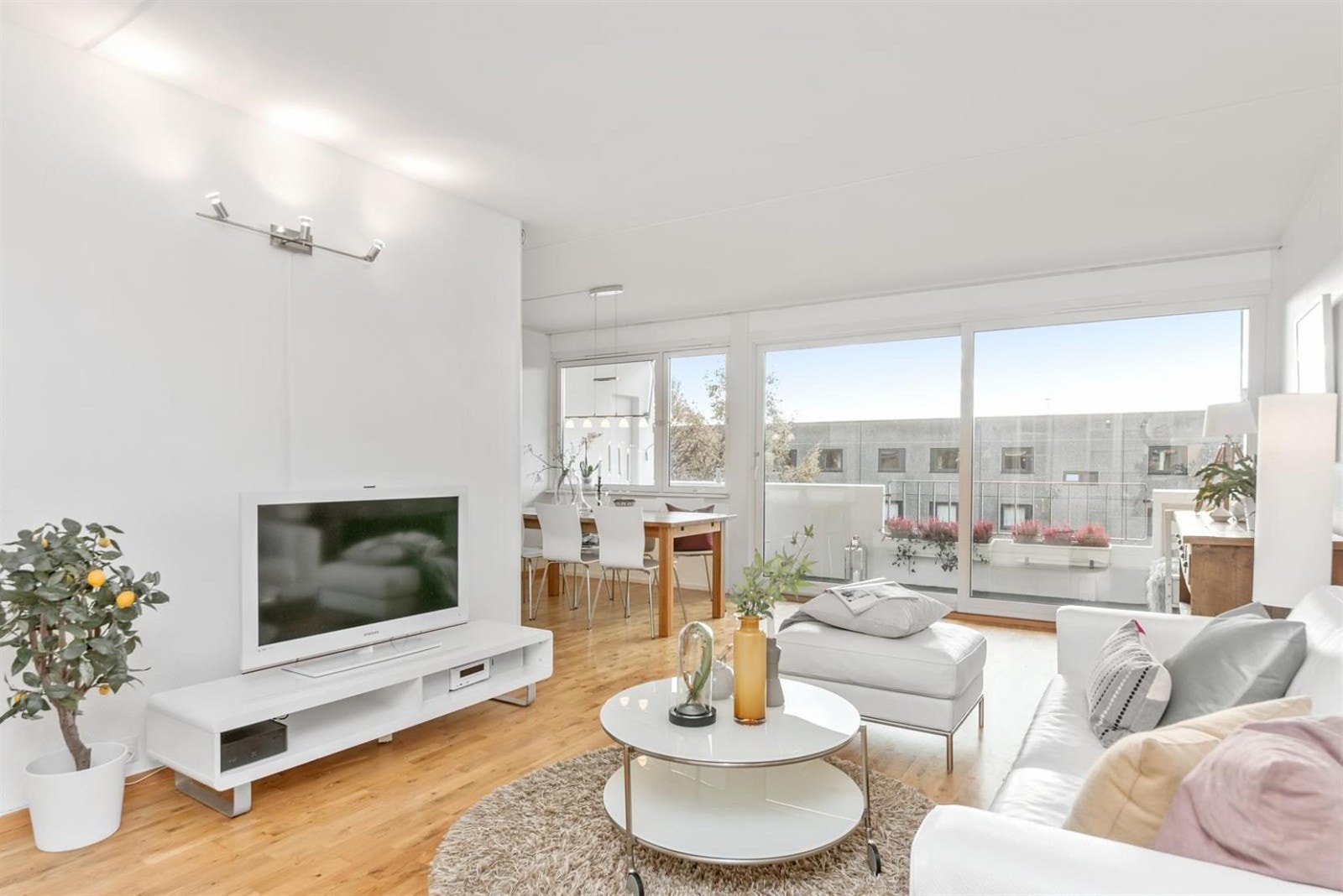 Store skyvedører ut til balkong gjør at du kan forlenge stuen ut til balkongen på varme dager. Galleribilde