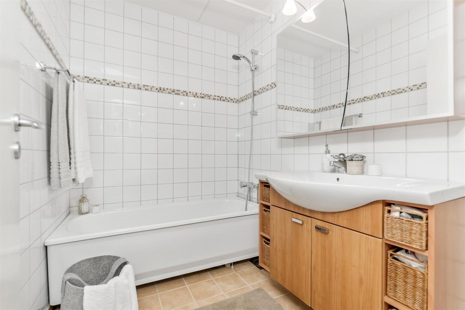 Flislagt bad med ny mebran på og fliser på gulv. Galleribilde