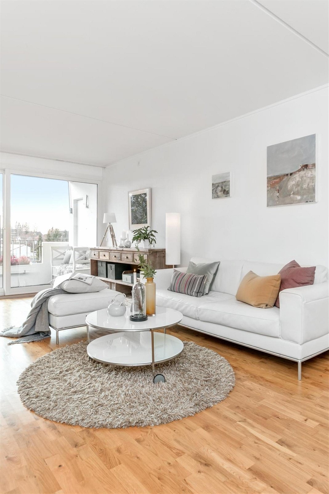 Lys stue med parkett på gulv. Galleribilde