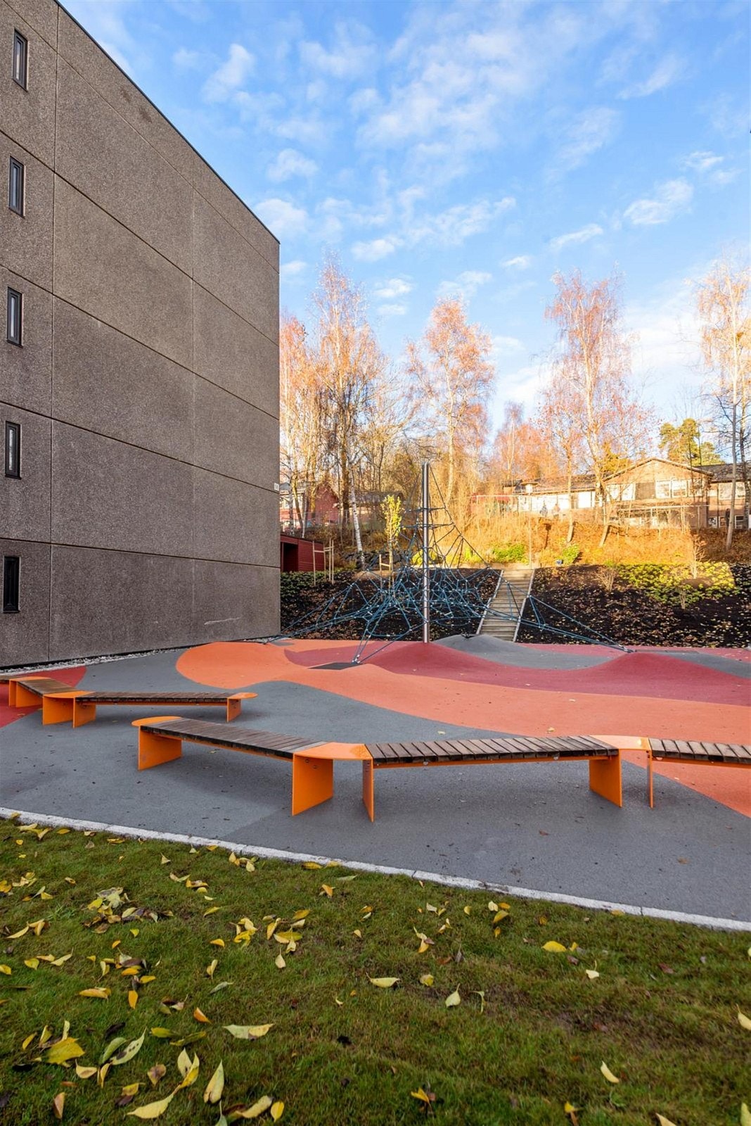 Nyetablert lekeplass rett utenfor leiligheten. Galleribilde