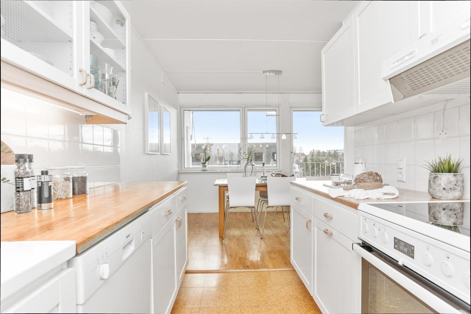 Store vinduer slipper inn mye lys på kjøkkenet. Galleribilde