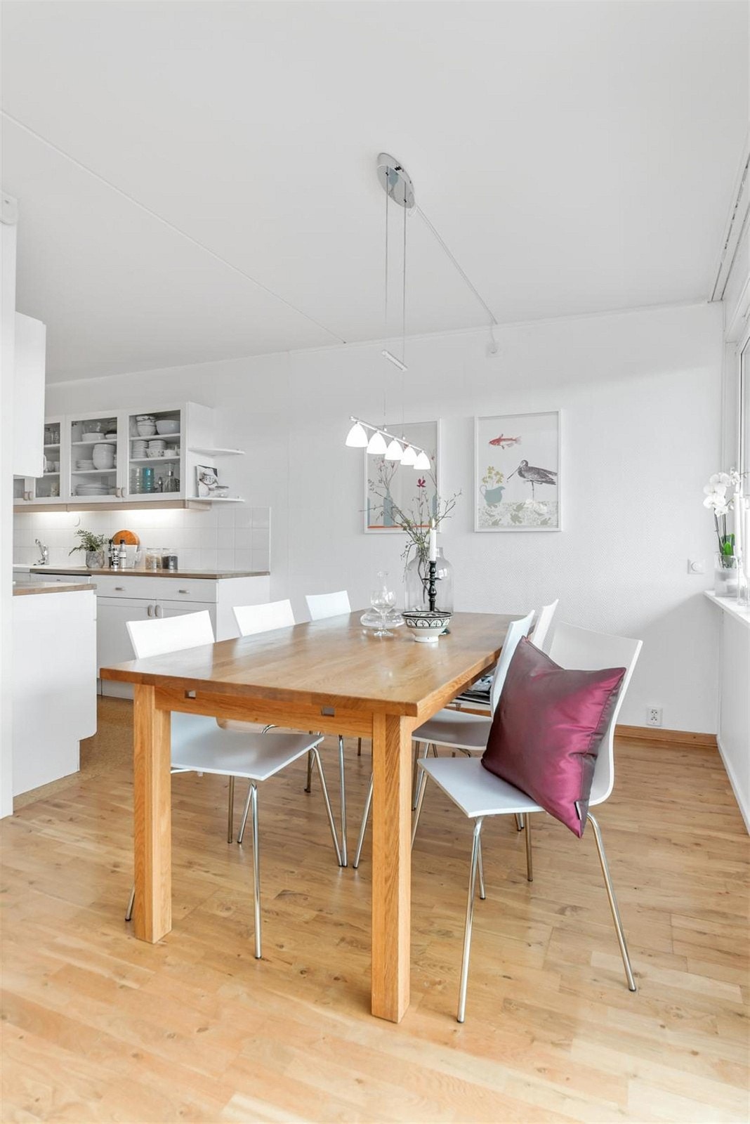 Naturlig plass til spisegruppe ved kjøkkenet. Galleribilde