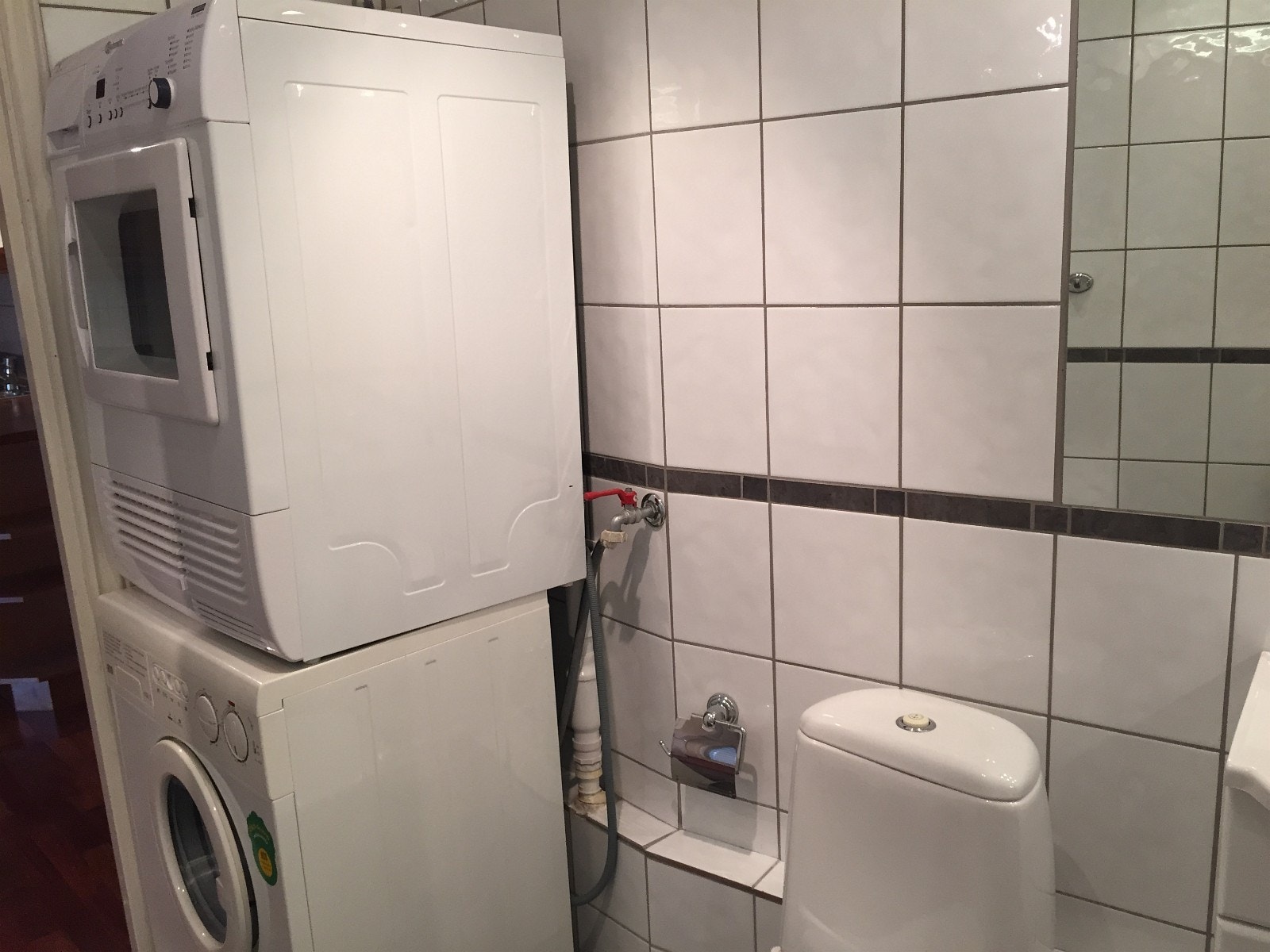 Bad 2 med vaskemaskin og tørketrommel Galleribilde