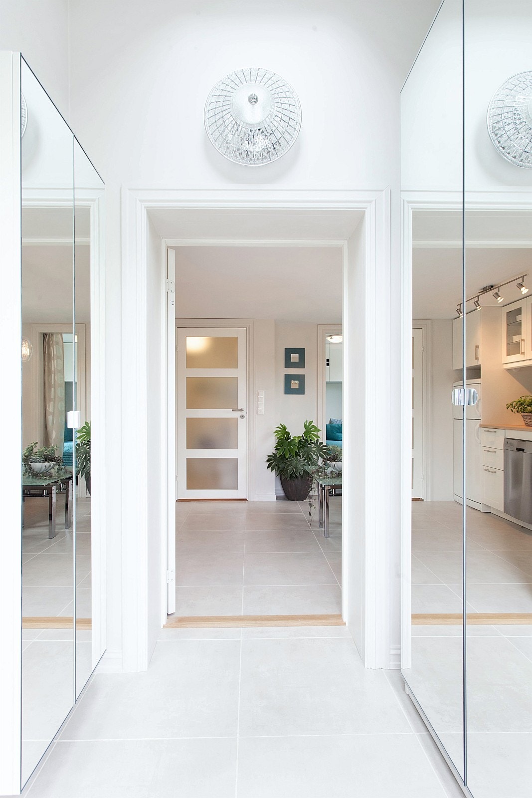 Vindfang med mye skapplass med speildører og stort lysinnfall fra takvindu Galleribilde