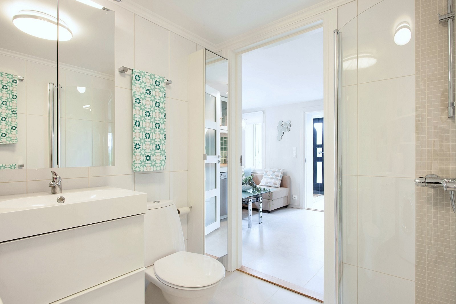 Lekkert bad med god plass og mye skapplass Galleribilde