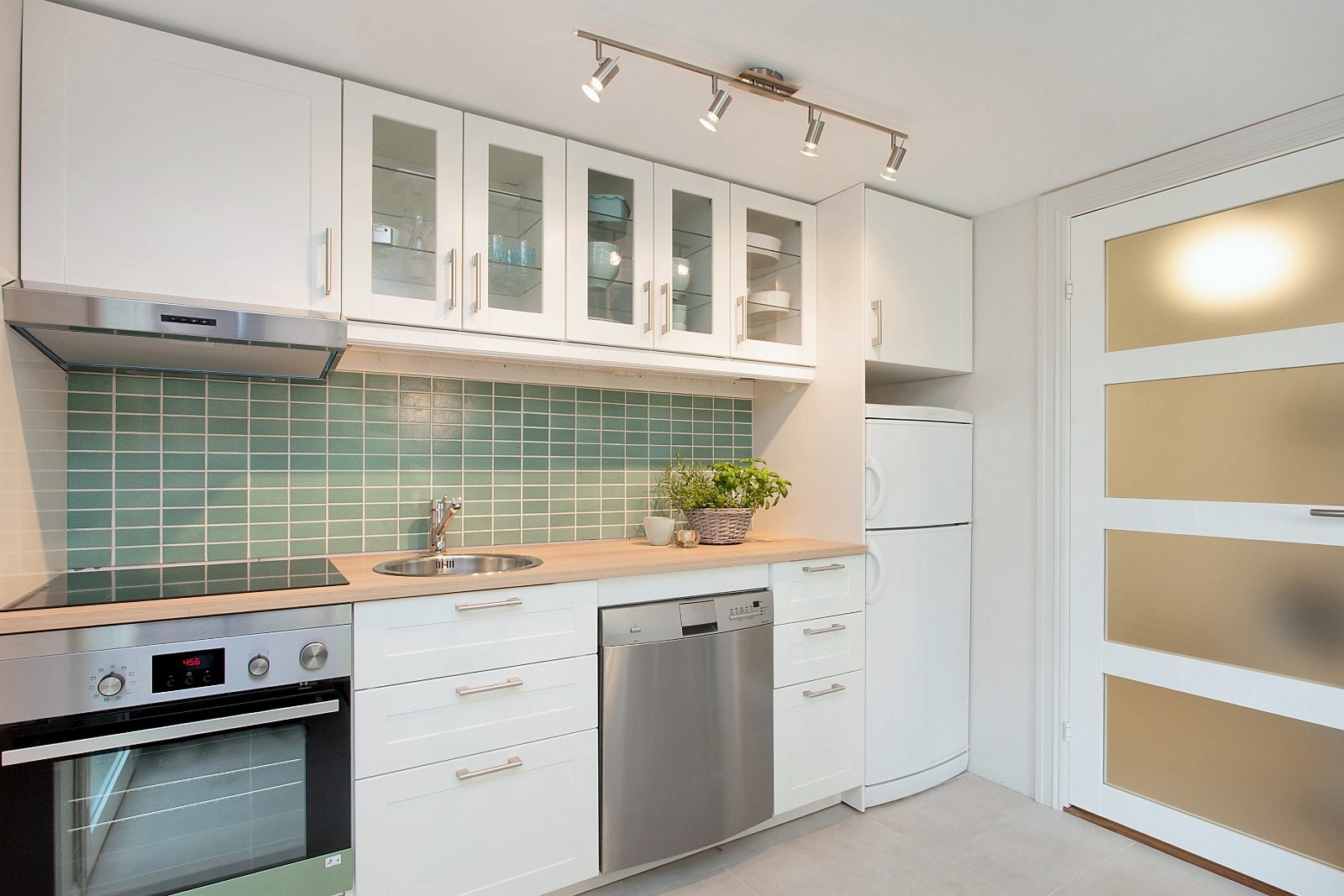 Kjøkken og dør til bad Galleribilde