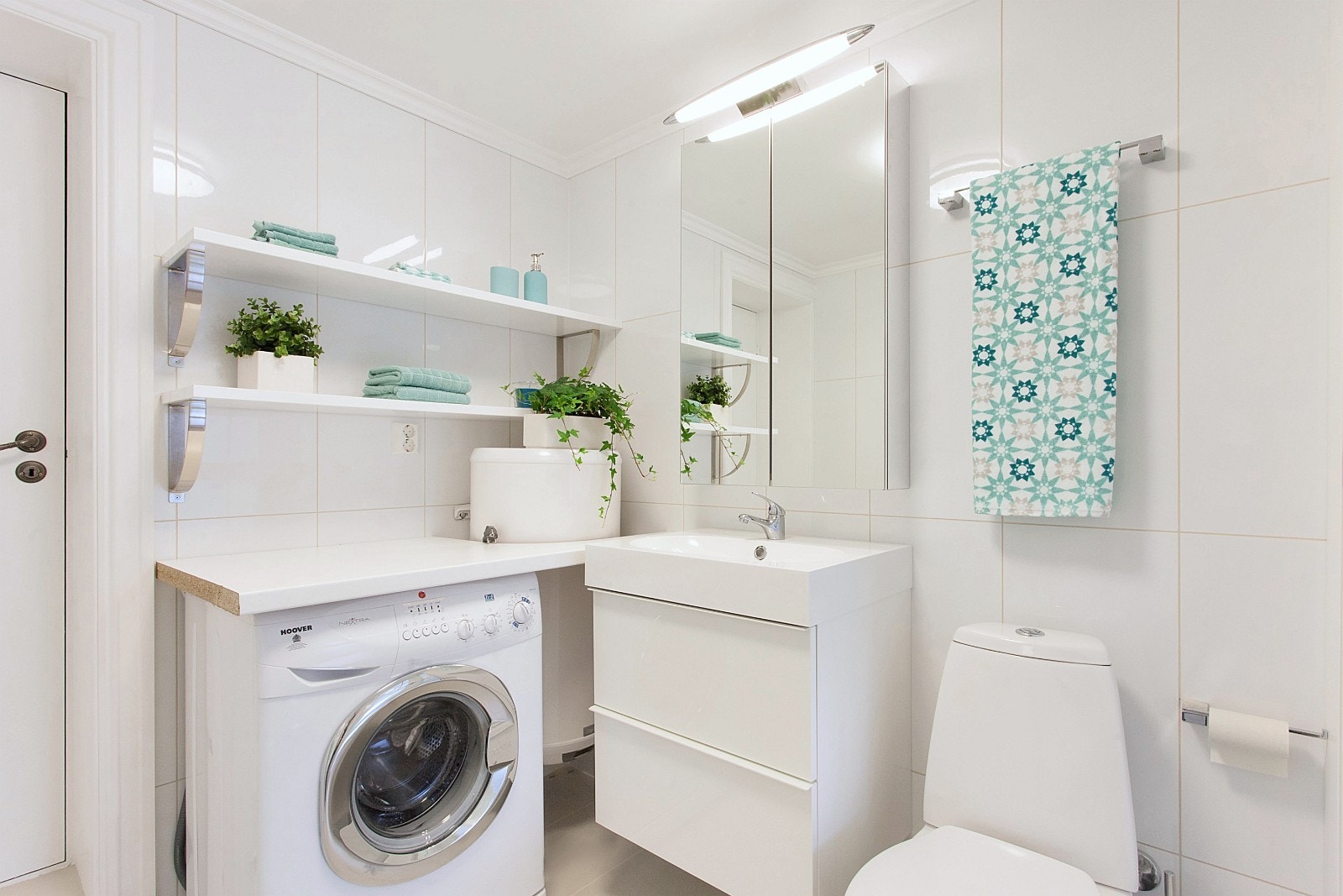 Bad med kombinert vaskemaskin/tørketrommel Galleribilde