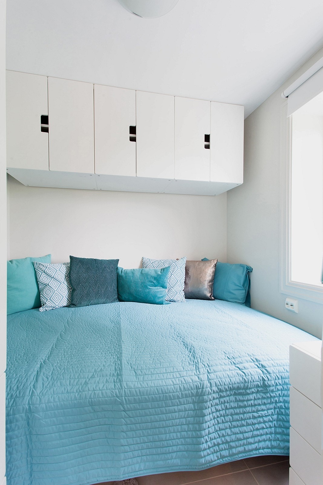 Sovealkove med dobbeltseng 140 cm, stort vindu med utsikt mot skog og mye skapplass og kommodeplass Galleribilde