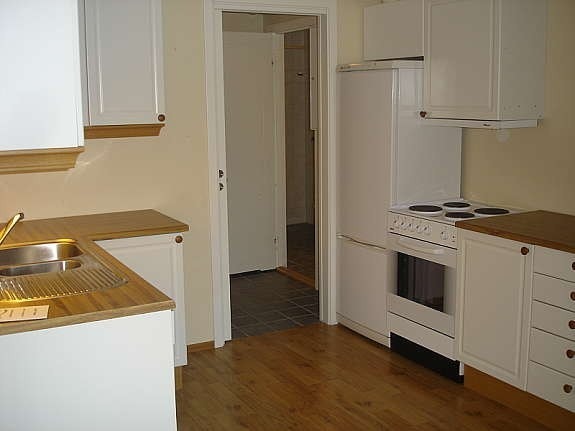 Kjøkken sett mot bod og badet Galleribilde