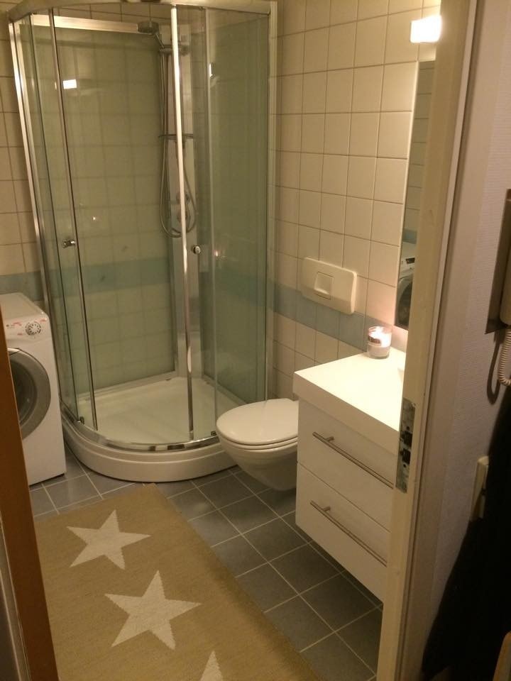 Bad med nytt dusjkabinett, gulvfliser og servant Galleribilde