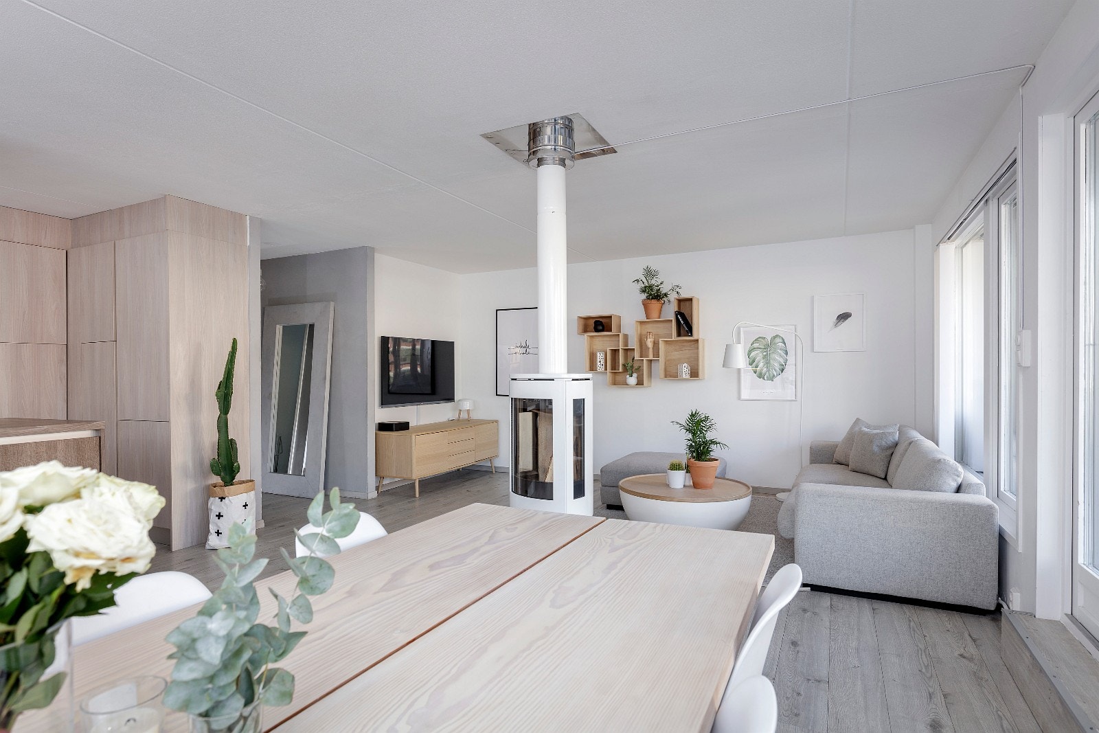 Svært god plass til både spisestue og salong Galleribilde
