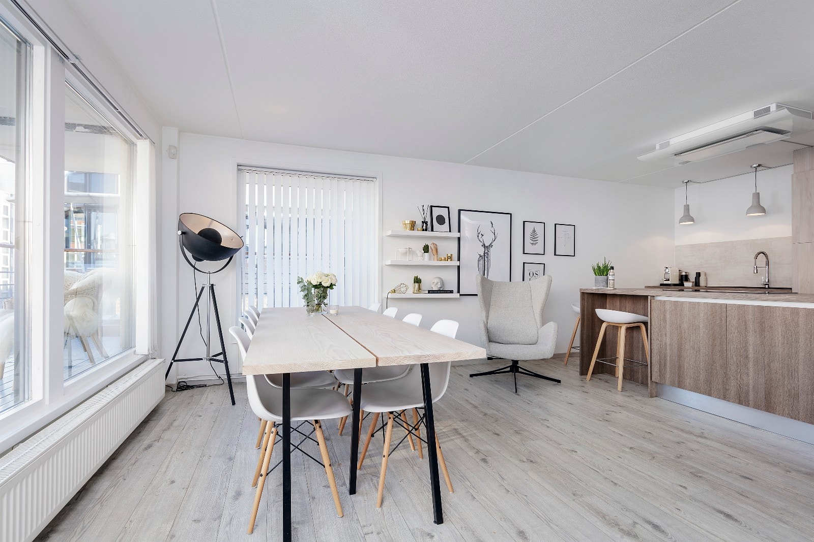 Det er god plass mellom spisestue og kjøkken. Galleribilde