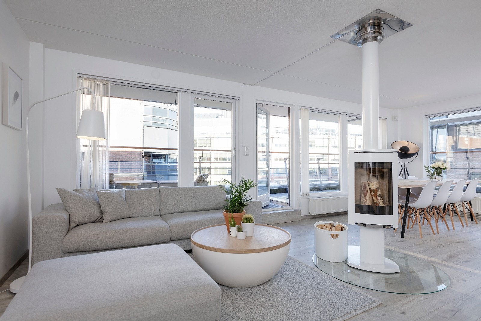 Stor stue med utgang til terrasse på ca. 18 kvm Galleribilde