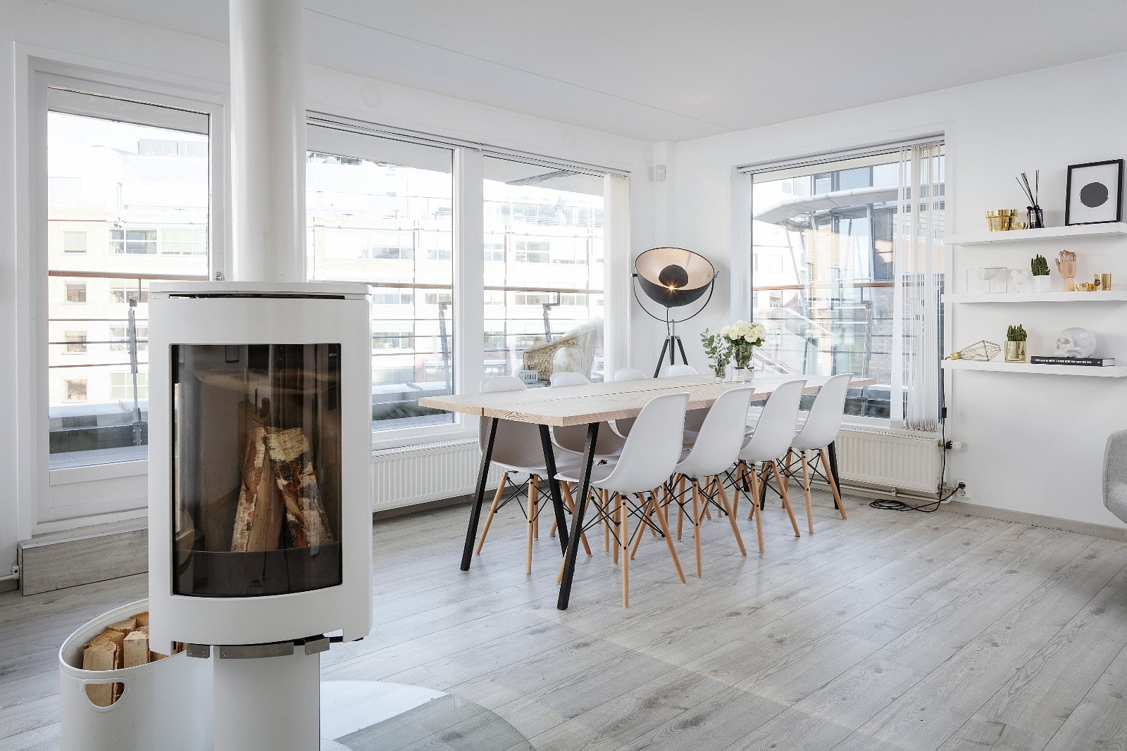 Peisen er dreibar og har glass fra to sider Galleribilde