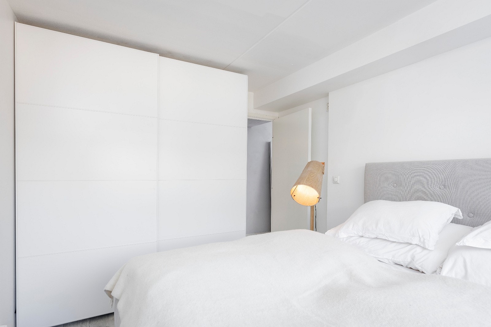 Stor skyvedørsgarderobe på soverom Galleribilde