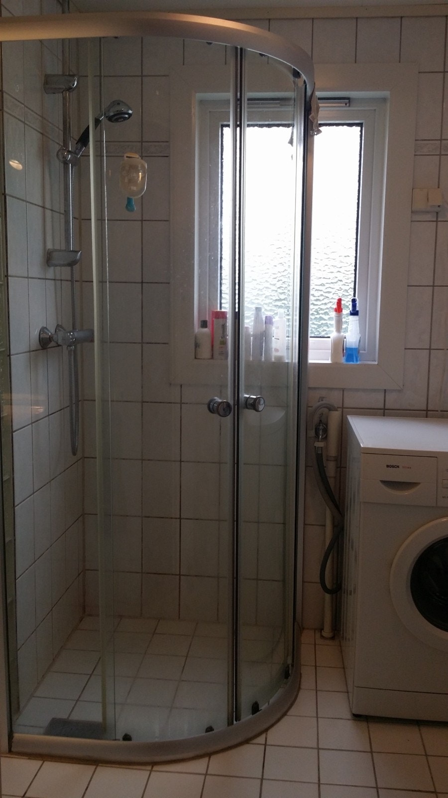 Bad med dusj og vaskemaskin Galleribilde