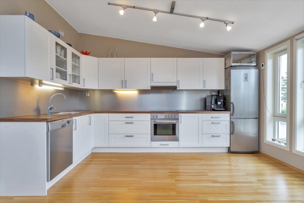 God plass til spisebord på kjøkken Galleribilde