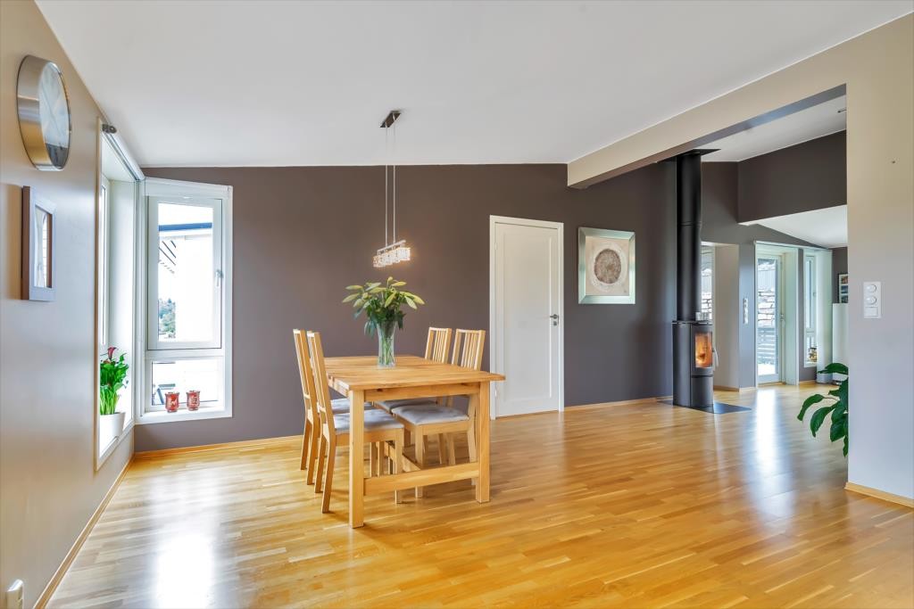 Romslig og moderne spisestue Galleribilde