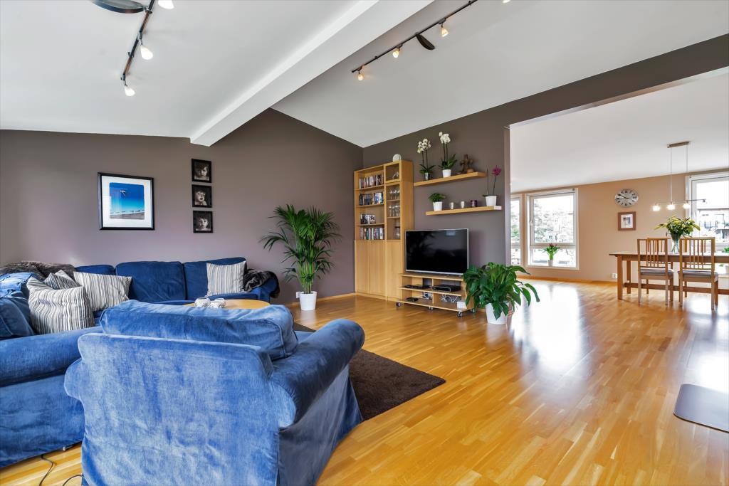 Stue og flott halvåpen kjøkkenløsning Galleribilde