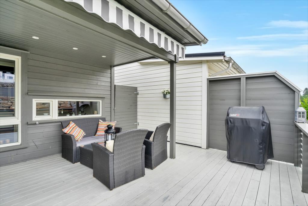 Stor og romslig terrasse Galleribilde