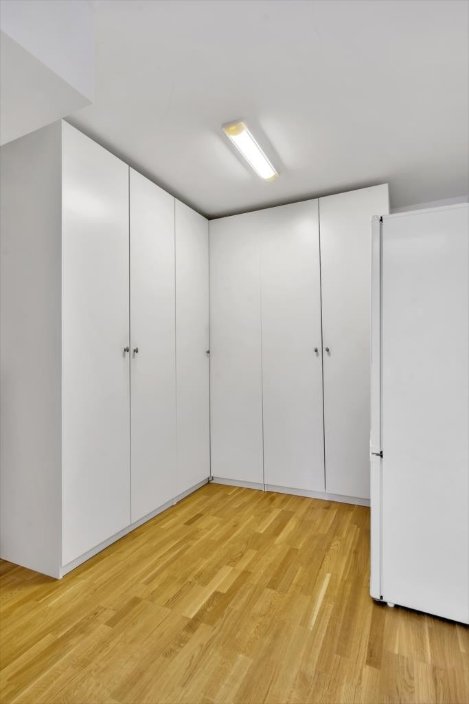 Romslig bod Galleribilde