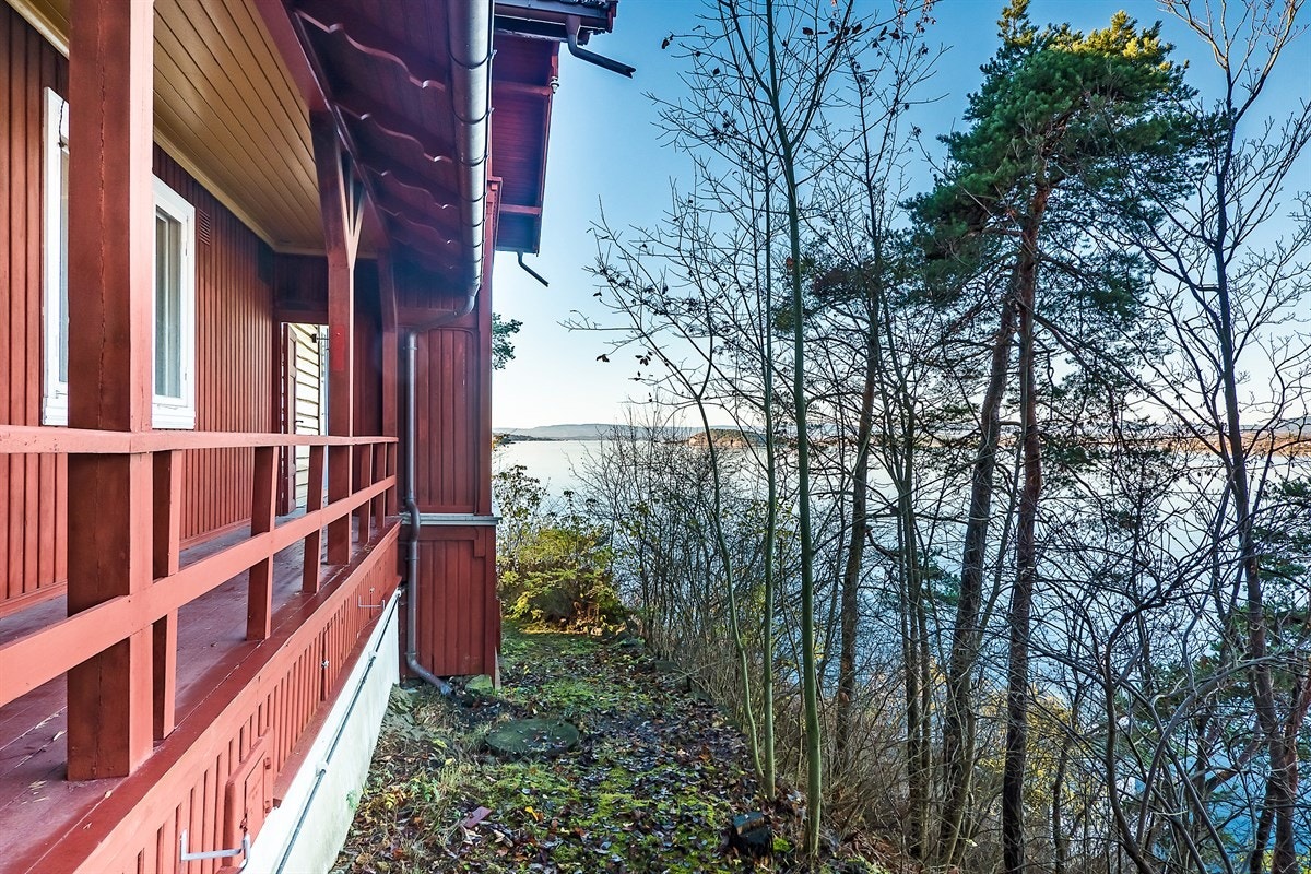 Huset ligger på en liten høyde like over badehuset Galleribilde