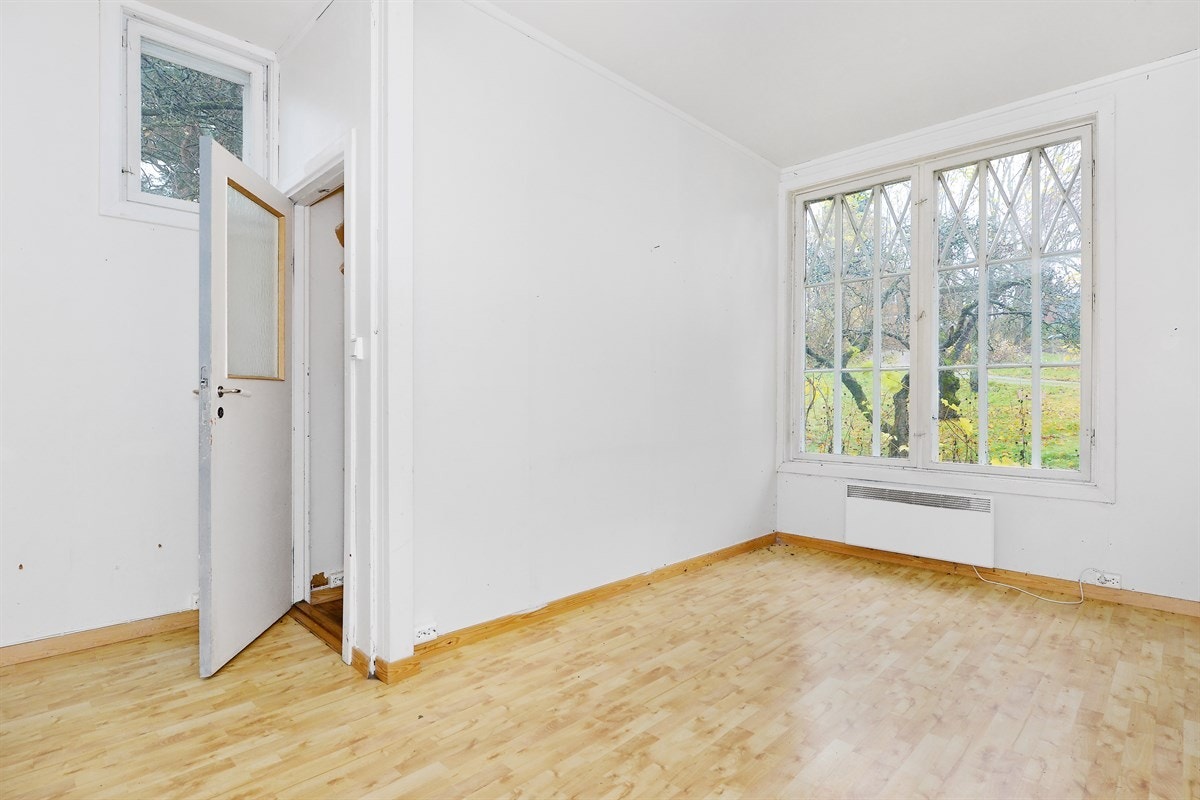 Spesielle og store vinduer er gjennomgående i hele huset Galleribilde