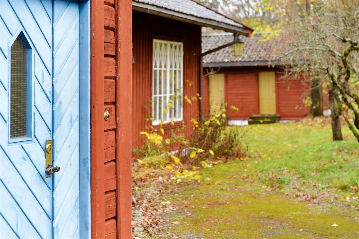 Bryggerhuset og hovedhus med koselig hage Galleribilde