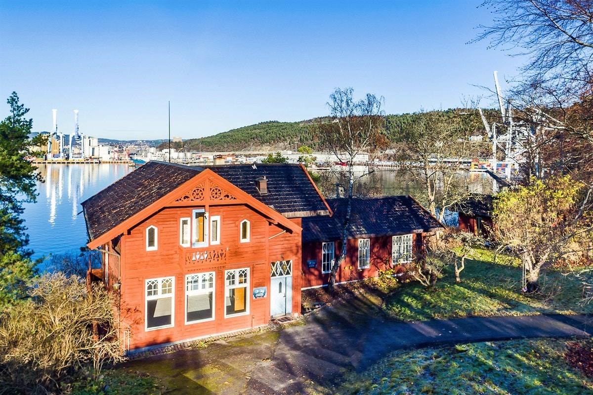 Staselig innkjørsel til Villa Heimli - sett fra syd Galleribilde