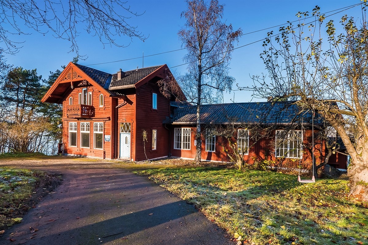 Ærverdige og herskapelige villa Heimli i Singasteinveien 5 på Ormøya med særskilt leieavtale tilknyttet badehuset. Presentert av partner Kim Krabbe, Privatmegleren Panorama. Galleribilde